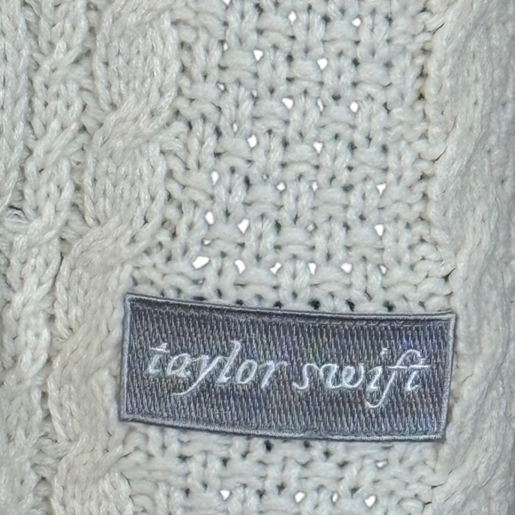 Taylor Swift Folklore Album White Cable Knit Scarf - Picture 4 of 6